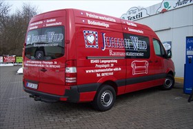 Lieferwagen mit Selbstklebeschrift beklebt - Wild