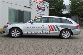 Auto mit Selbstklebeschrift beklebt - Autohaus Braun