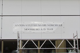 Acrylschild mit Beschriftung auf der Rückseite - Anton-Vitzthum-Grundschule2